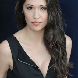 Christina Bach 飾演 Clerk