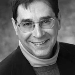 Thom Bray 飾演 Dr Logan