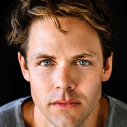 Lachlan Buchanan 飾演 Patrick