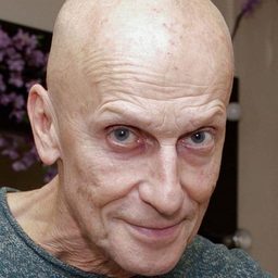 Anton Adasinsky - 夏LETO演員 飾演Flat's Owner