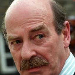 Denis Lill 飾演 Sir George Hutchinson