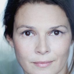 Delphine Forest 飾演 Natacha Michaud