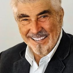 厄道爾·歐夏契拉 飾演 Haşmet Kurt