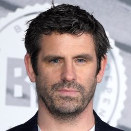 Daniel Renton Skinner 飾演 Theo