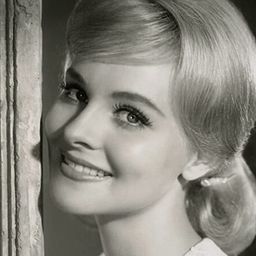Diane McBain 飾演 Rita
