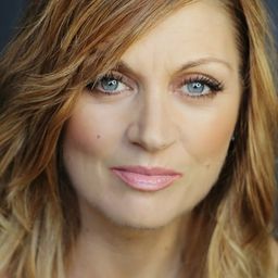 Renee Sheridan 飾演 Agnes