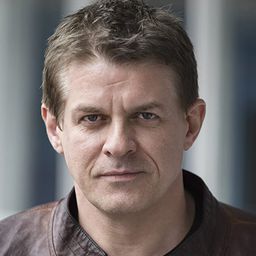 James Weber Brown 飾演 Killian