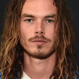 Sam Corlett 飾演 Max