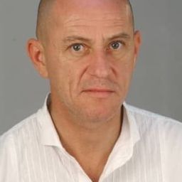 József Bíró 飾演 The Catholic Priest