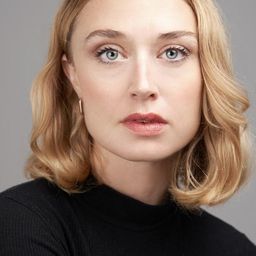 Tess Degenstein 飾演 Maggie / Baghead