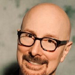 Louis Molino III 飾演 Drums