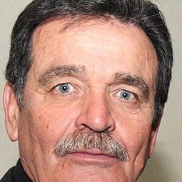 Hans Strydom 飾演 Dr. Stephen Marshall