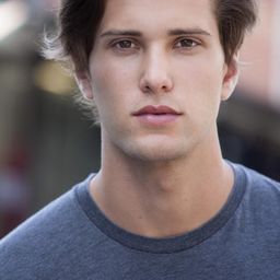 James Godfrey 飾演 Bonzo