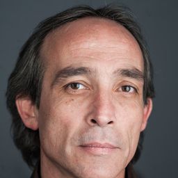 Dan Chiorean 飾演 Victor