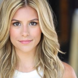 Madisyn Shipman 飾演 Violet Grey (voice)