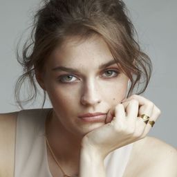 安柏·安德森 - 王子殿下演員 飾演Maiden