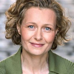 Emese Fáy 飾演 Hebamme