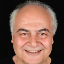 Kevork Türker 飾演 Cenk'in Babası