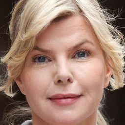 Anna Björk 飾演 Grevinnan