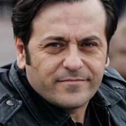 Luran Ahmeti 飾演 Fuat