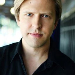 Jayce Bartok 飾演 Mark