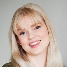 Rosa Salomaa 飾演 Mary (age 14)