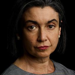 Paulina Urrutia 飾演 Judge