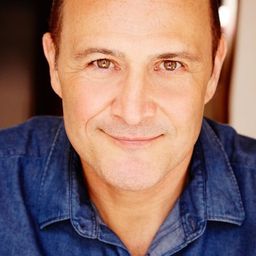 Russell Dykstra 飾演 Mitru