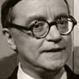 Jacques Grello 飾演 Théophile Vabre, the eldest son, husband of Valérie