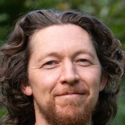 Toby Ricketts 飾演 Narrator (voice)