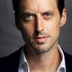 Charlie Anson 飾演 Oliver