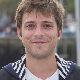 Julien Baumgartner 飾演 Brigadier Ricuort