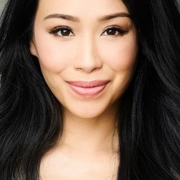 Phuong Kubacki 飾演 Suzanne