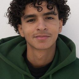 Louai El Amrousy 飾演 Yacine, frère de Fiona