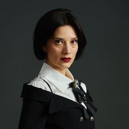 Irmena Chichikova 飾演 Ina