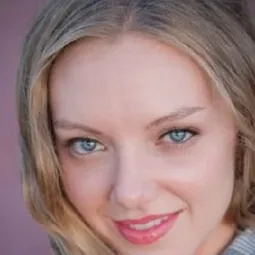 Brooklyn Proctor 飾演 Kathleen