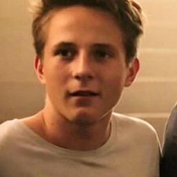 Justus Schlingensiepen 飾演 Dick