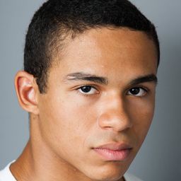 Noah Gray-Cabey 飾演 Other Student