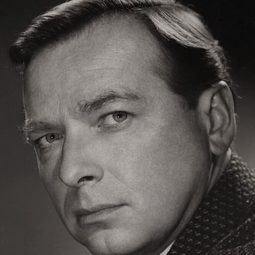George Pravda 飾演 Nikolay Tashkov