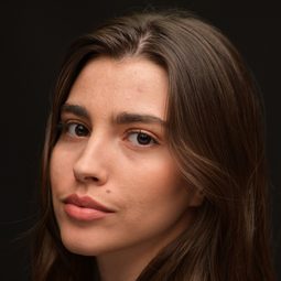 Ana Revert - 聖血演員 飾演Holly