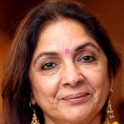 妮娜·古普塔 飾演 Avni's Mother