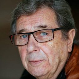 亞奴斯·嘉喬斯 飾演 Censor Rabkiewicz