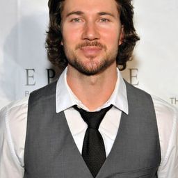 Jason Tobias 飾演 Max