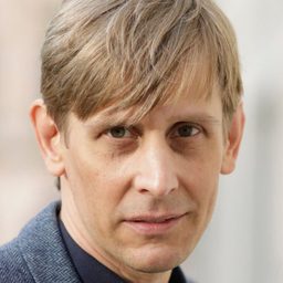 Martin Glade 飾演 Ilias