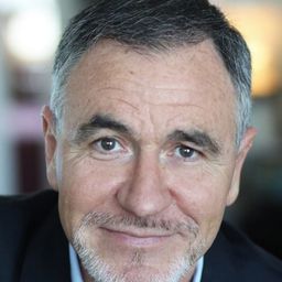 尚·戴爾 - 亞斯小子演員 飾演Doctor Picard