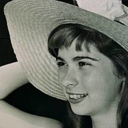 Lydia Reed - 上流社會演員 飾演Caroline Lord