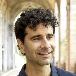 John Cariani 飾演 Odd Interviewer