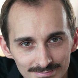 尼可拉斯·倫夫雷拉斯 飾演 Martin Brossard