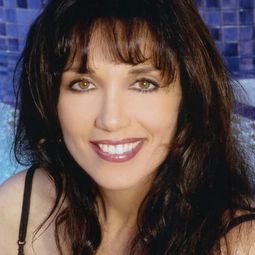 Stepfanie Kramer 飾演 Nikki Thomas