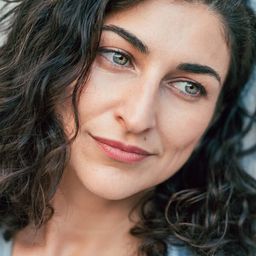 Sachli Gholamalizad 飾演 Young Mamanjoon